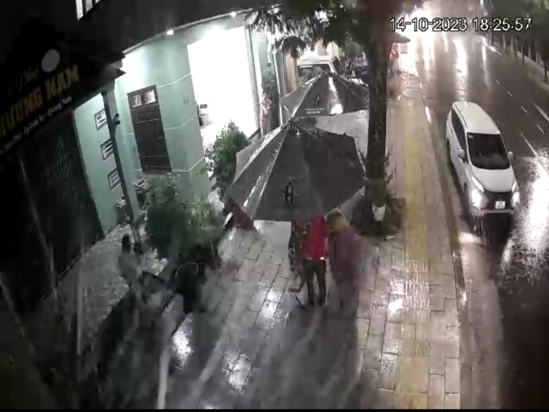 Quảng Nam: Làm rõ việc ô tô tông 2 mẹ con trong mưa rồi rời khỏi hiện trường - Ảnh 3.