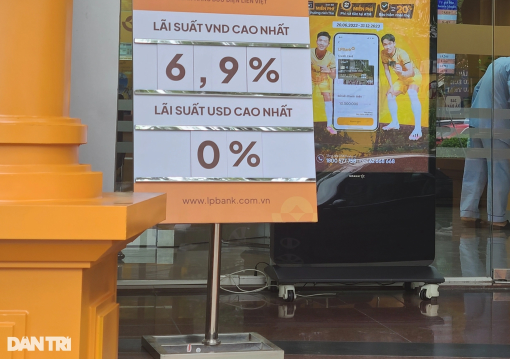 Hết thời ngân hàng treo biển lãi suất cao sát 10%/năm hút khách gửi tiền - Ảnh 2.