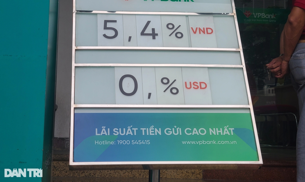 Hết thời ngân hàng treo biển lãi suất cao sát 10%/năm hút khách gửi tiền - Ảnh 1.