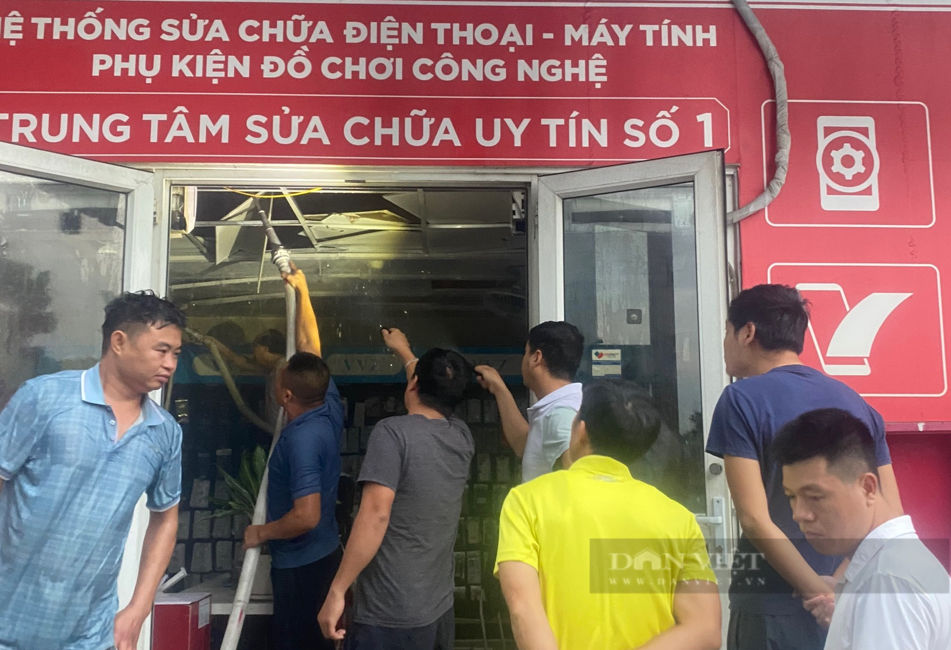 Cháy cửa hàng sửa điện thoại KĐT Thanh Hà, nhiều cư dân nháo nhào chạy thoát nạn - Ảnh 3.