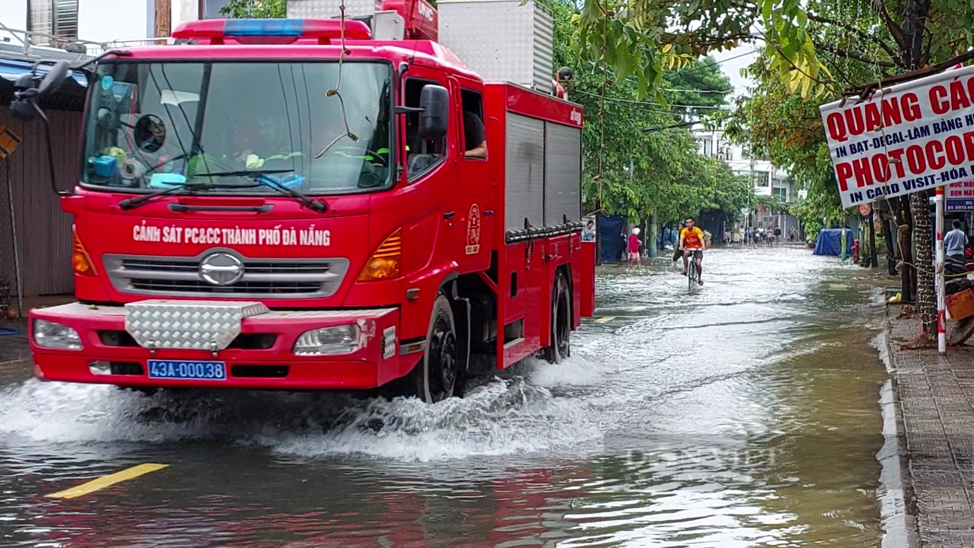 Nhiều khu vực tại Đà Nẵng vẫn ngập sâu - Ảnh 4.