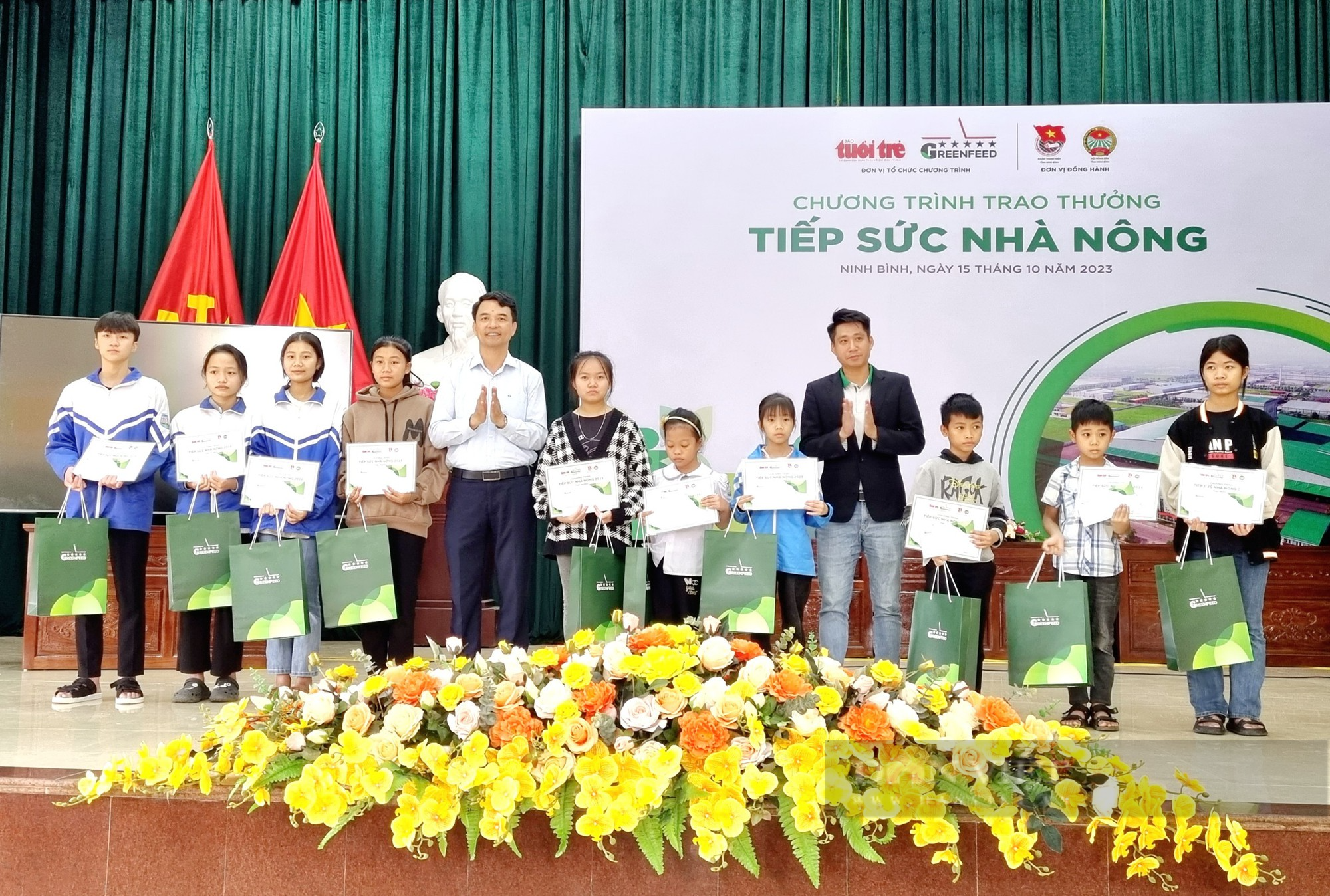 Ninh Bình: Con em nông dân có thành tích học tập tốt được trao thưởng “Tiếp sức nhà nông” - Ảnh 1.