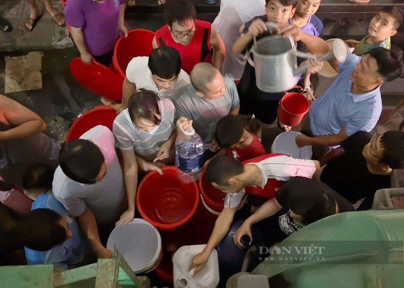 Cuộc sống hàng nghìn người dân KĐT Thanh Hà đảo lộn vì mất nước: Phải di tản đến người thân, nhà nghỉ tắm giặt - Ảnh 3.
