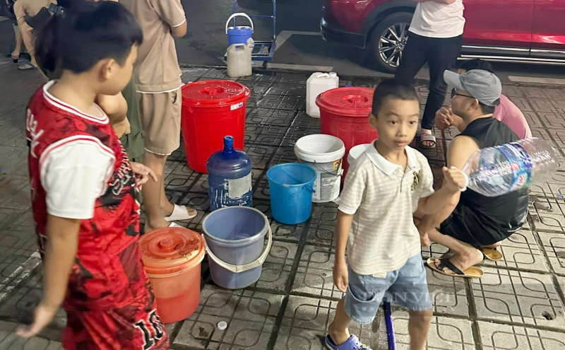 Cuộc sống hàng nghìn người dân KĐT Thanh Hà đảo lộn vì mất nước: Phải di tản đến người thân, nhà nghỉ tắm giặt - Ảnh 5.