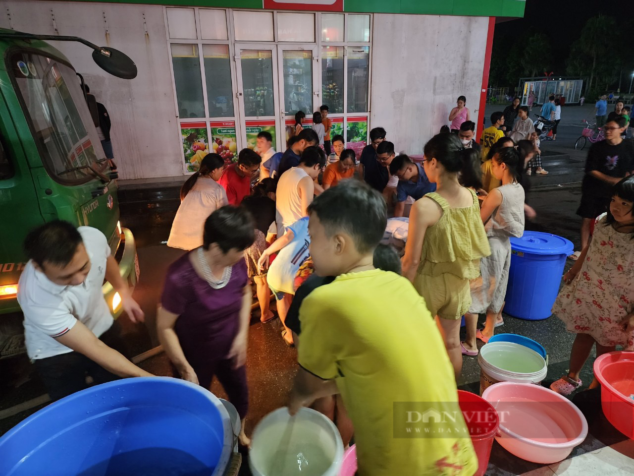 Cuộc sống hàng nghìn người dân KĐT Thanh Hà đảo lộn vì mất nước: Phải di tản đến người thân, nhà nghỉ tắm giặt - Ảnh 4.