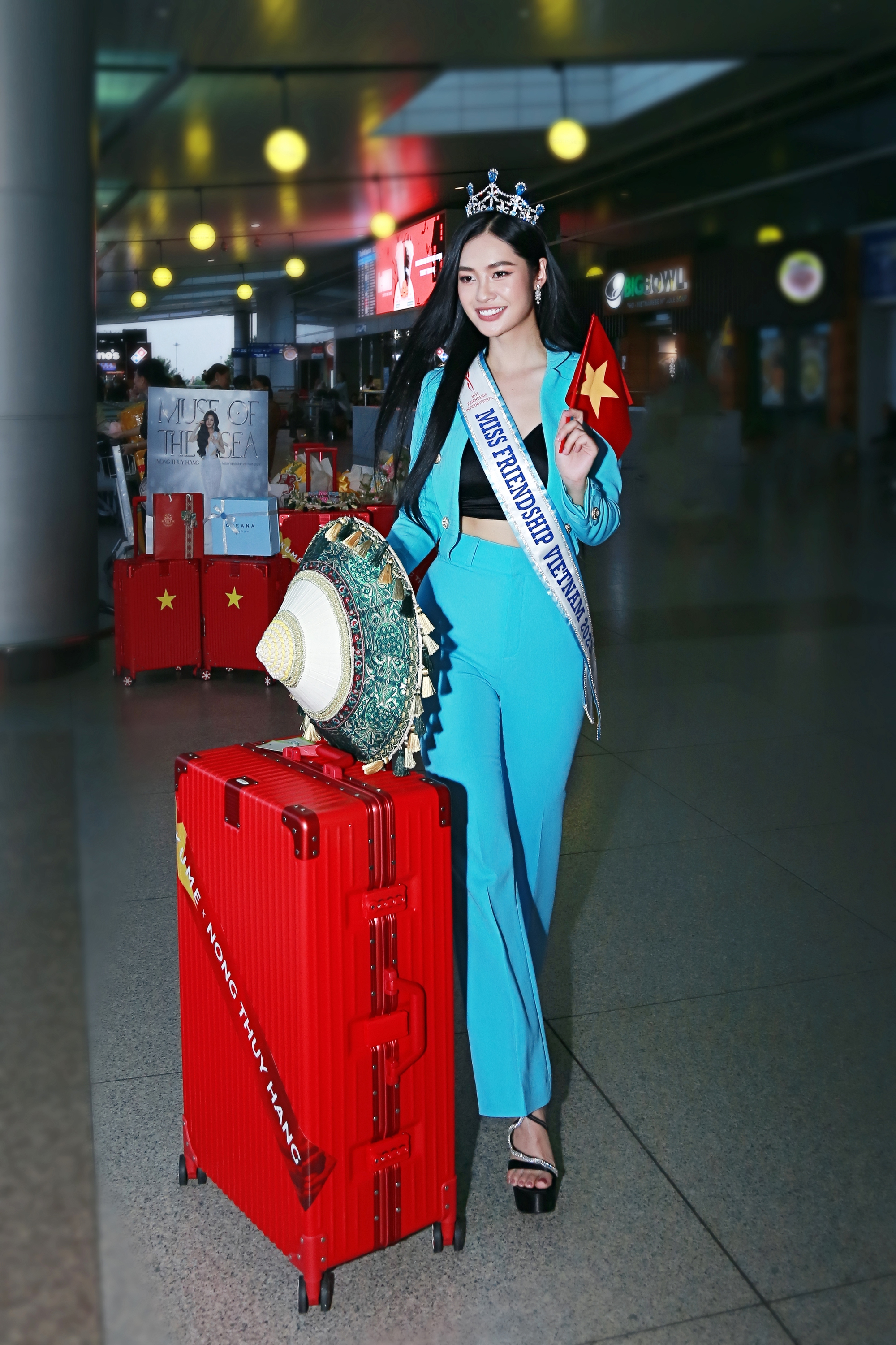 Nông Thúy Hằng mang hơn 70kg hành lý đi thi Hoa hậu Hữu nghị Quốc tế 2023 có gì đặc biệt? - Ảnh 1.