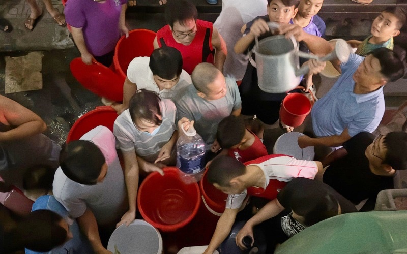 Cuộc sống hàng nghìn người dân KĐT Thanh Hà đảo lộn vì mất nước: Phải di tản đến người thân, nhà nghỉ tắm giặt