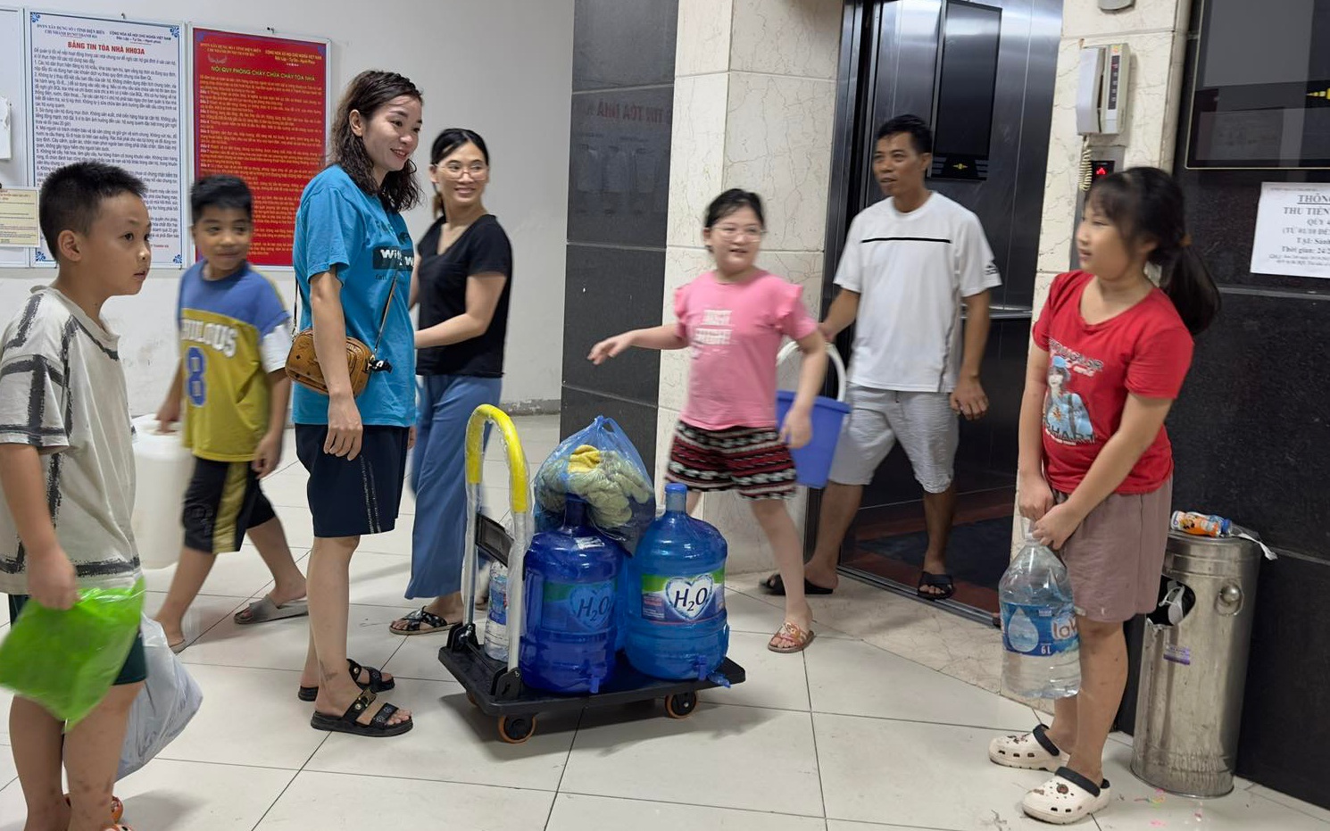 Hai toà nhà tại KĐT Thanh Hà mất nước sinh hoạt, cư dân đổ xô đi xin, mua nước đóng bình
