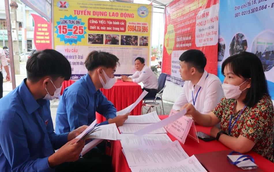 Điện Biên: Xuất khẩu lao động, cơ hội đổi đời cho nông dân nghèo  - Ảnh 2.