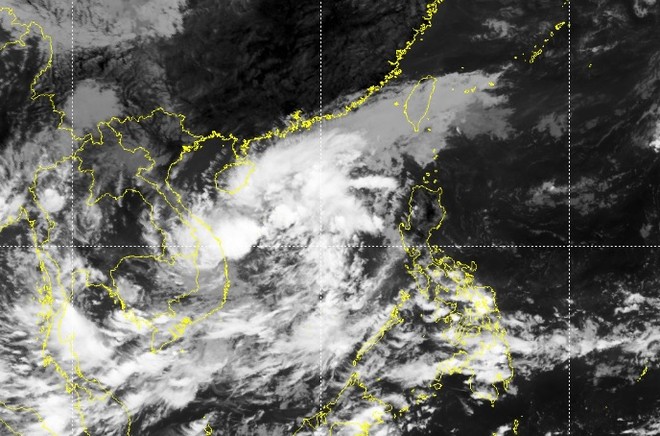 Vùng áp thấp trên Biển Đông sẽ mạnh lên thành áp thấp nhiệt đới trong ngày mai 17/10 - Ảnh 1.