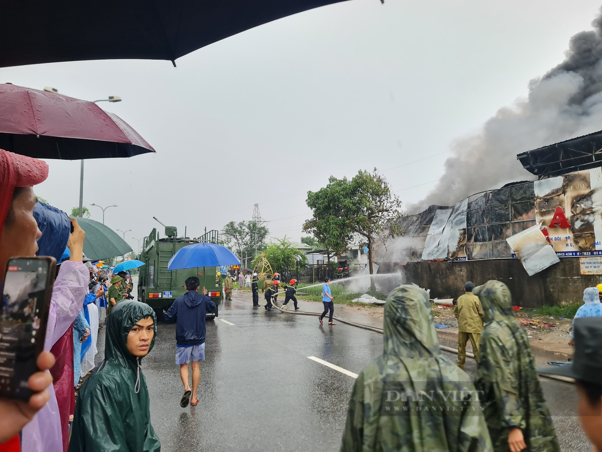 Quảng Nam: Gần 100 chiến sĩ &quot;đội mưa&quot; chữa cháy kho nhựa - Ảnh 15.