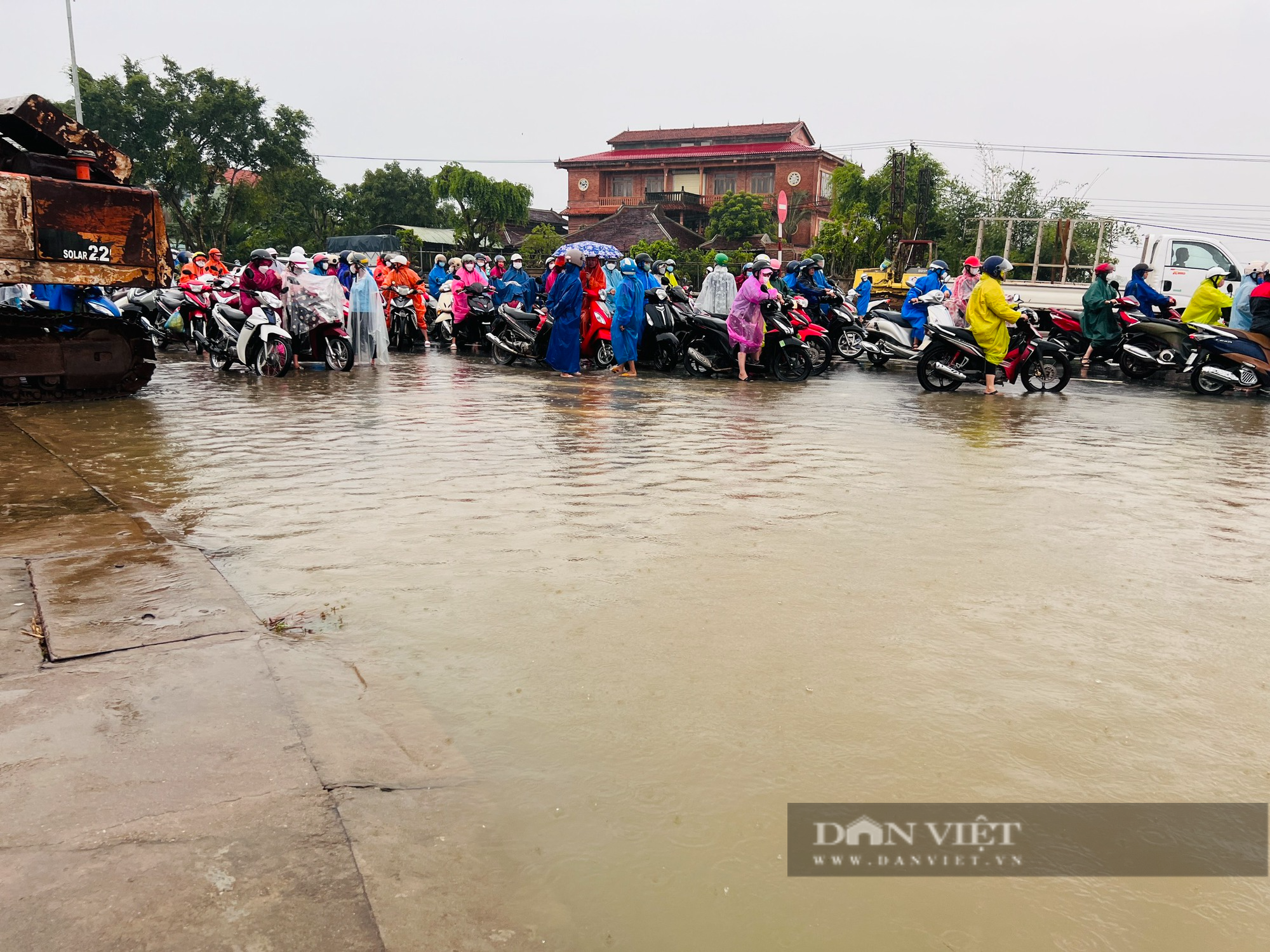 Quảng Nam: Mưa lớn ngập đường, công nhân vật vã lội lụt đi làm, học sinh được nghỉ học - Ảnh 4.