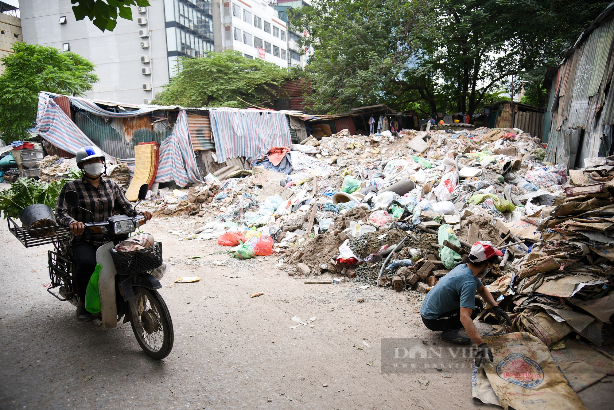 Ngang nhiên đổ rác thải xây dựng giữa ban ngày trong khu dân cư - Ảnh 1.