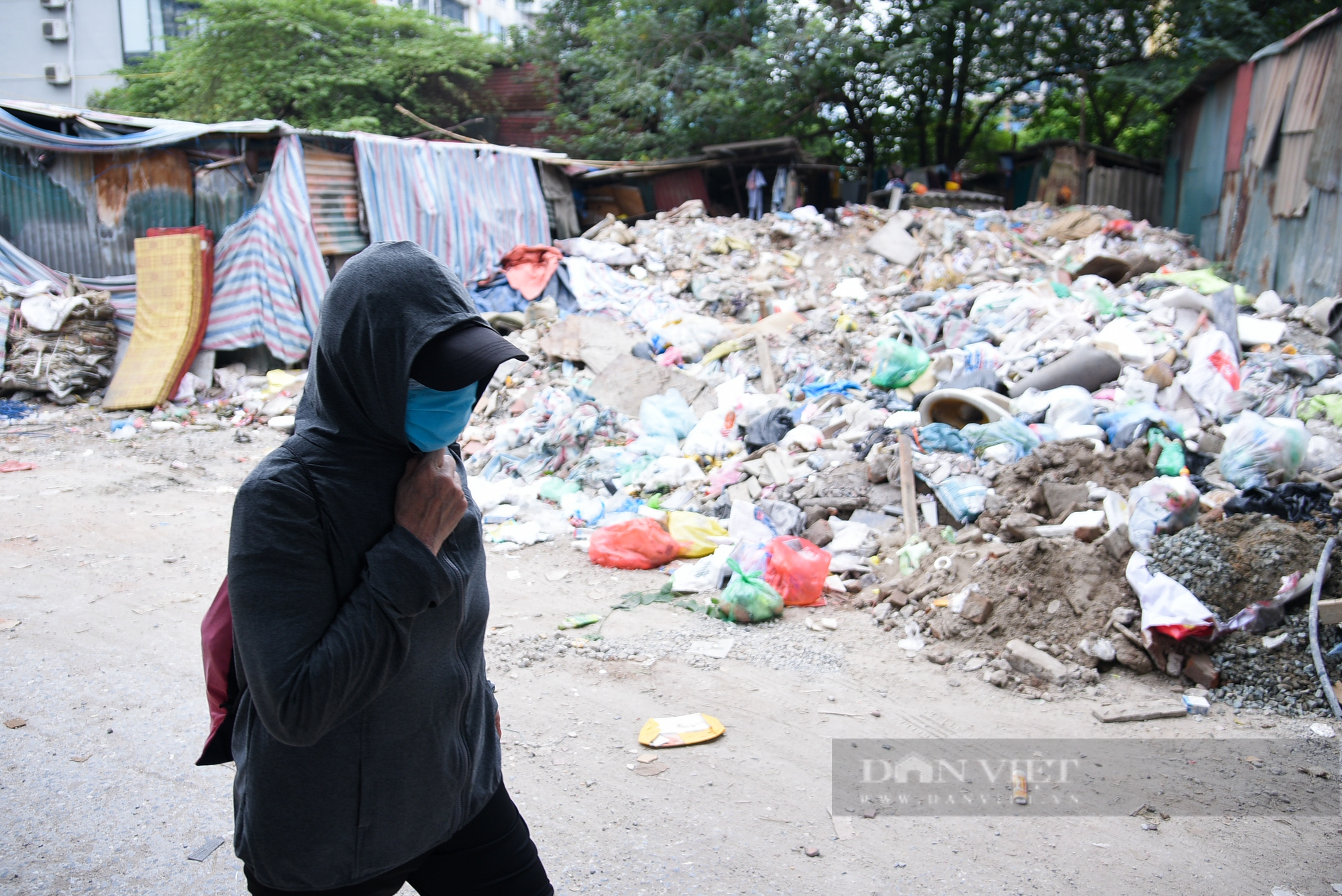 Ngang nhiên đổ rác thải xây dựng giữa ban ngày trong khu dân cư - Ảnh 4.