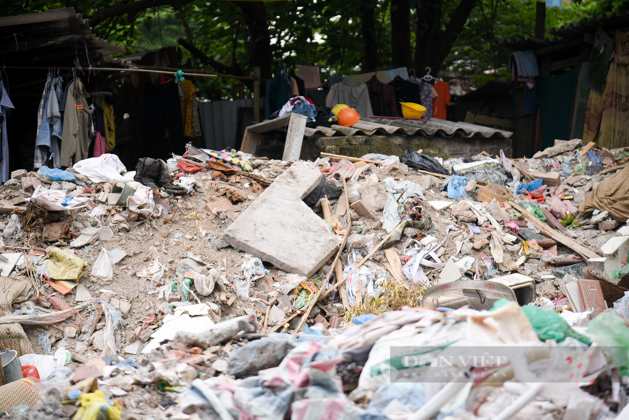 Ngang nhiên đổ rác thải xây dựng giữa ban ngày trong khu dân cư - Ảnh 6.