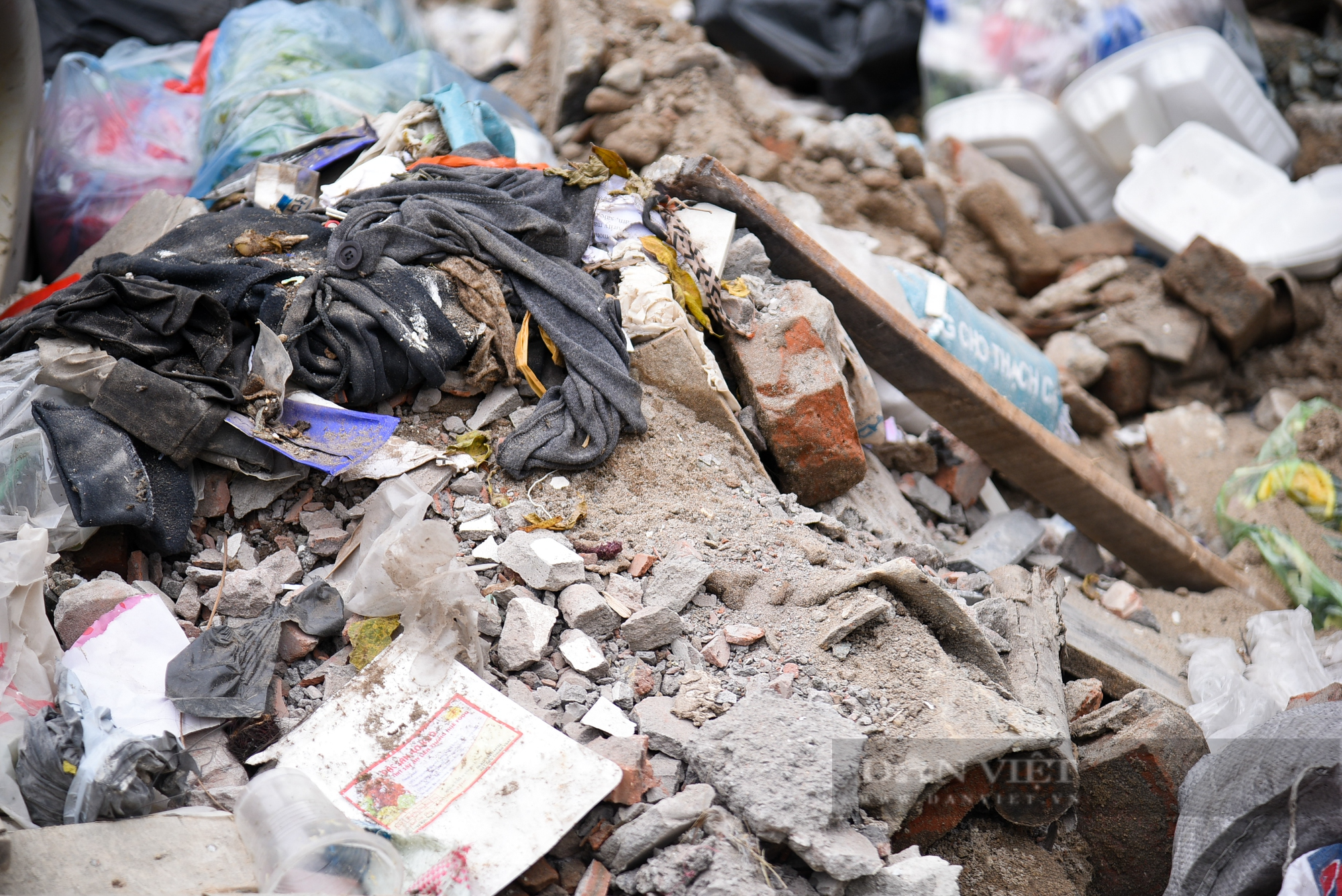 Ngang nhiên đổ rác thải xây dựng giữa ban ngày trong khu dân cư - Ảnh 7.