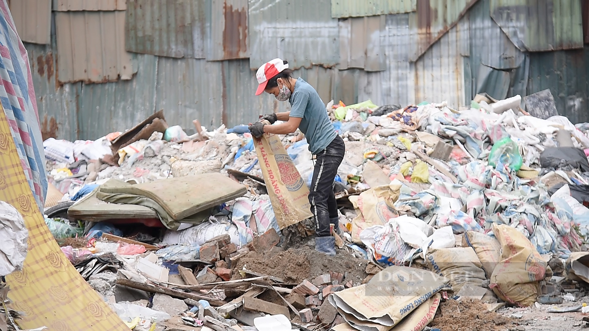 Ngang nhiên đổ rác thải xây dựng giữa ban ngày trong khu dân cư - Ảnh 11.