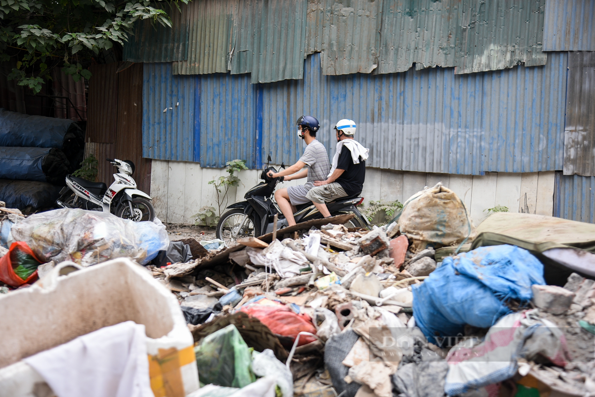 Ngang nhiên đổ rác thải xây dựng giữa ban ngày trong khu dân cư - Ảnh 12.