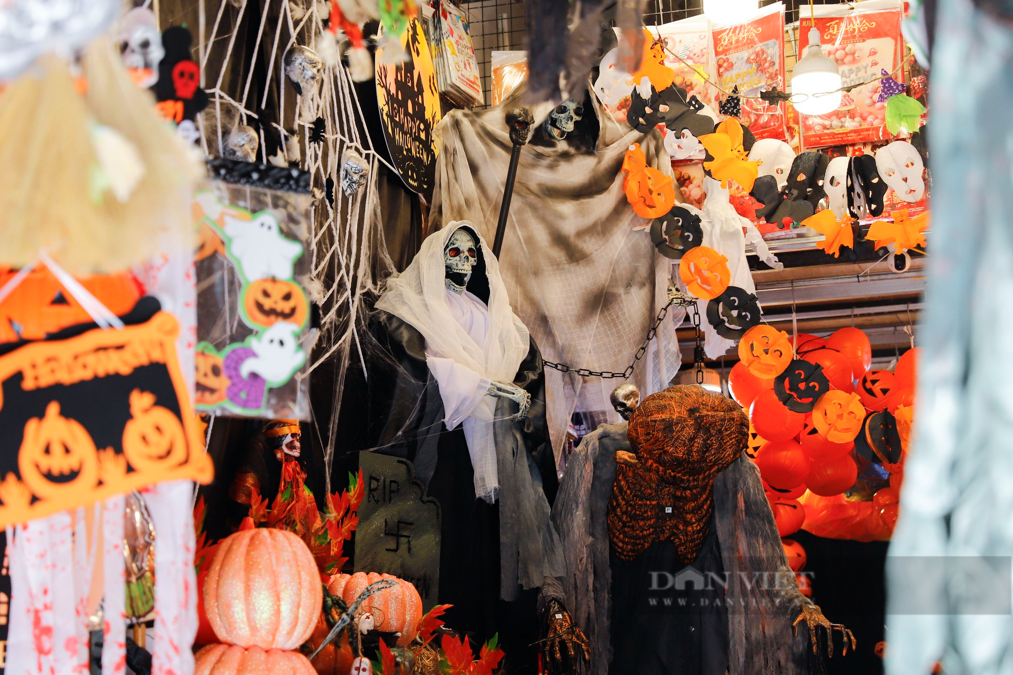 Đồ chơi kinh dị tràn ngập phố Hàng Mã trước ngày Halloween - Ảnh 7.