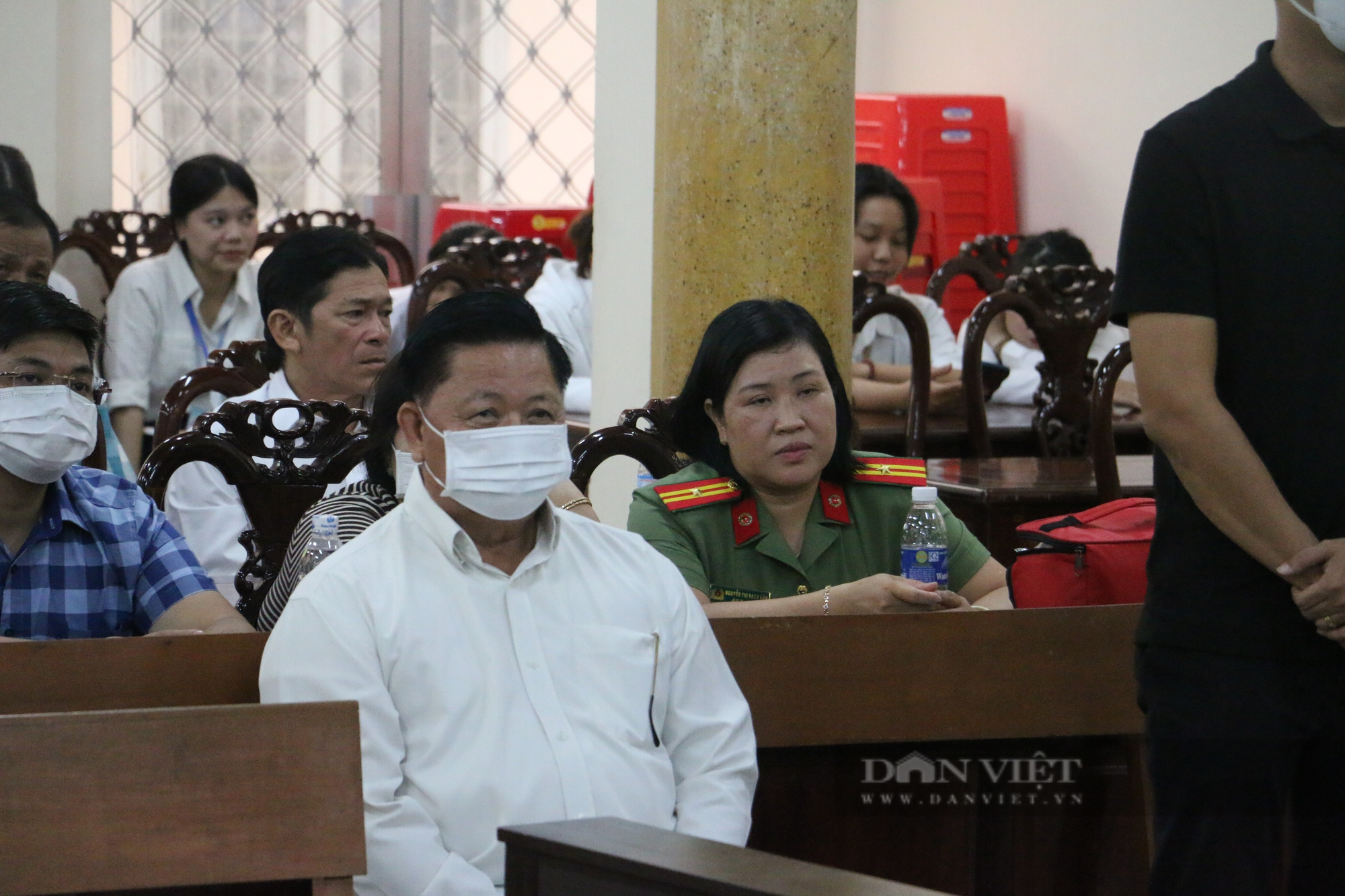 Liên quan việc cấp biển số ô tô đẹp: Cựu Trưởng phòng CSGT An Giang bị tuyên 2 năm tù giam - Ảnh 1.
