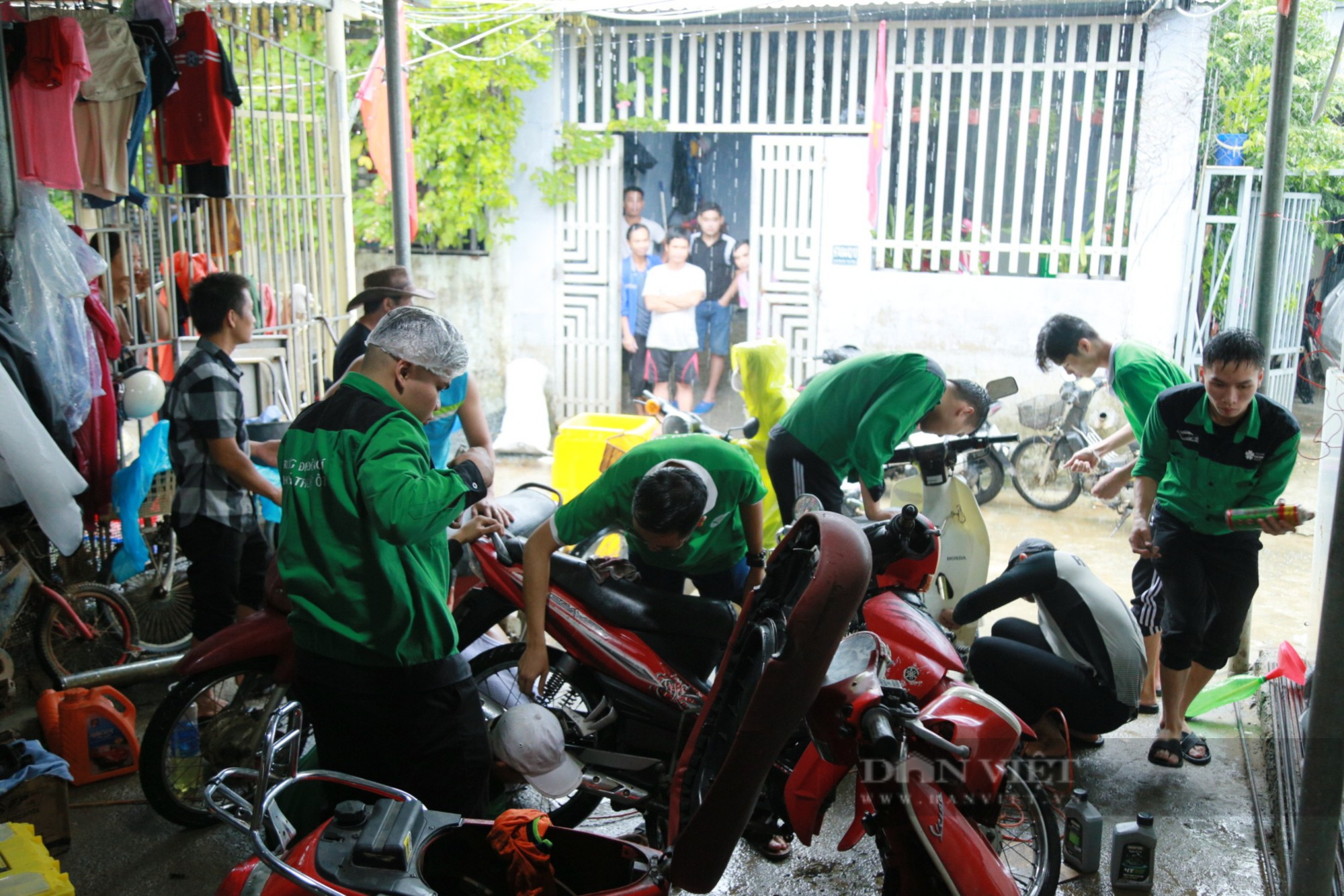 Sinh viên Đà Nẵng sửa xe miễn phí cho người dân sau ngập lụt - Ảnh 1.