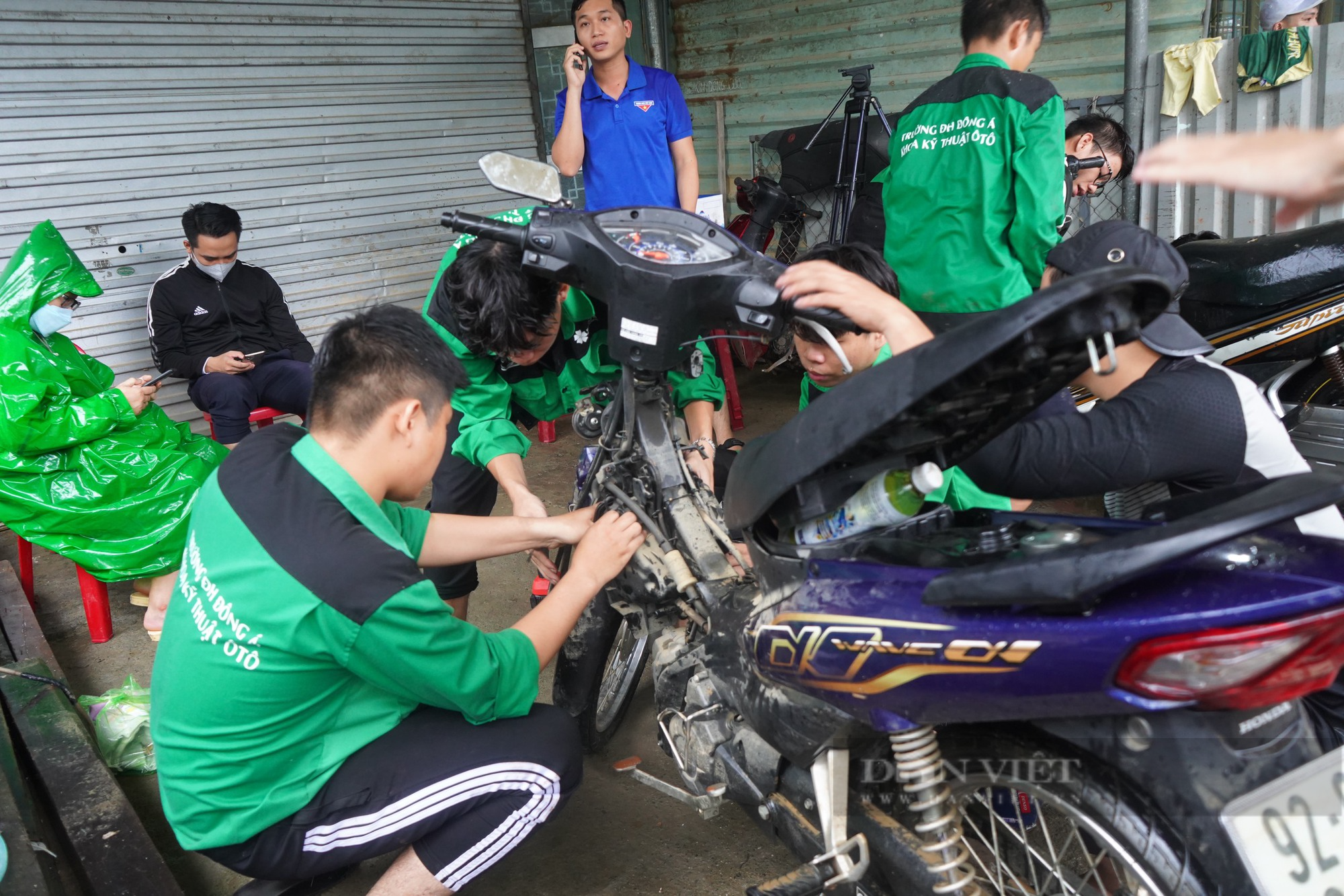 Sinh viên Đà Nẵng sửa xe miễn phí cho người dân sau ngập lụt - Ảnh 2.