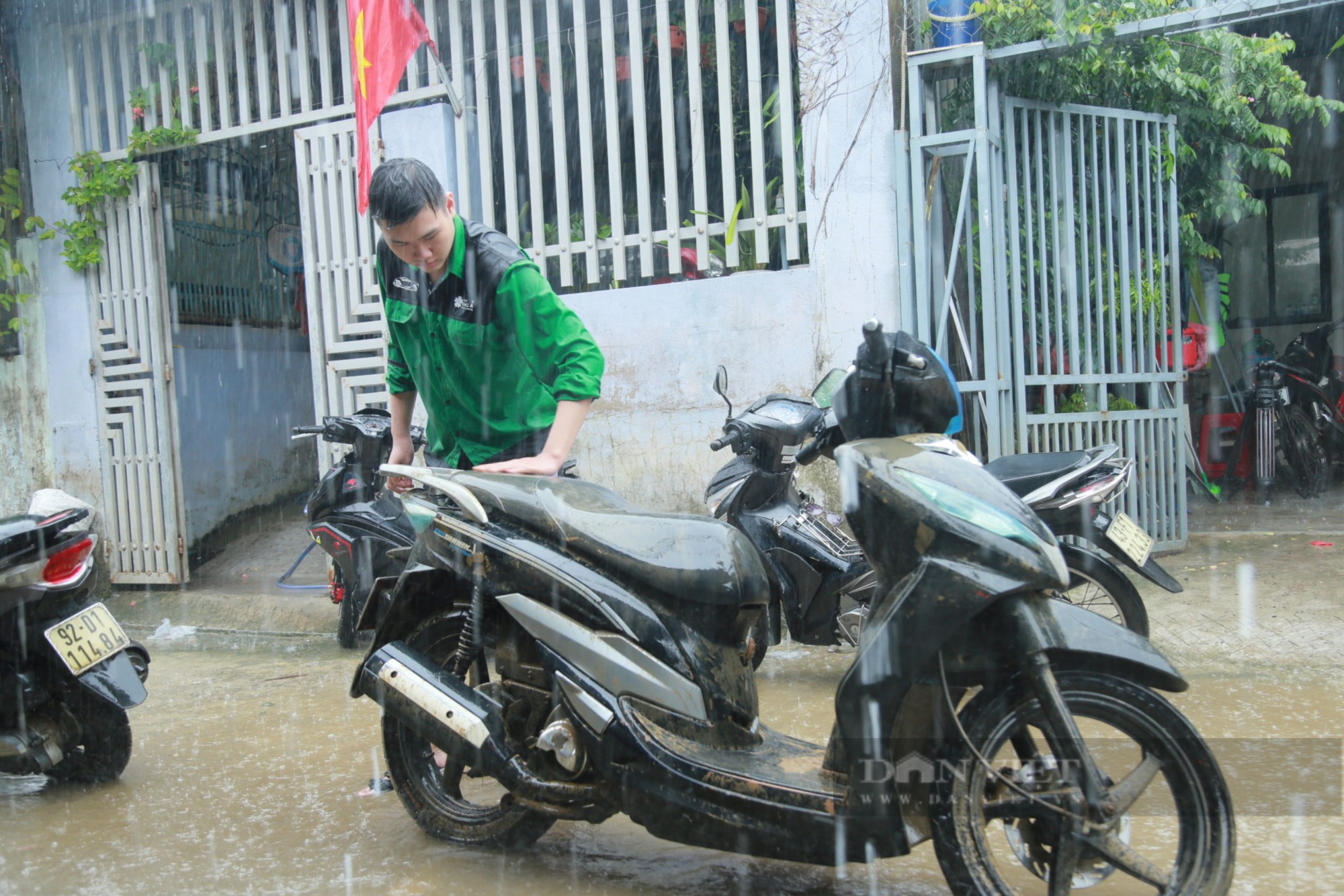 Sinh viên Đà Nẵng sửa xe miễn phí cho người dân sau ngập lụt - Ảnh 3.