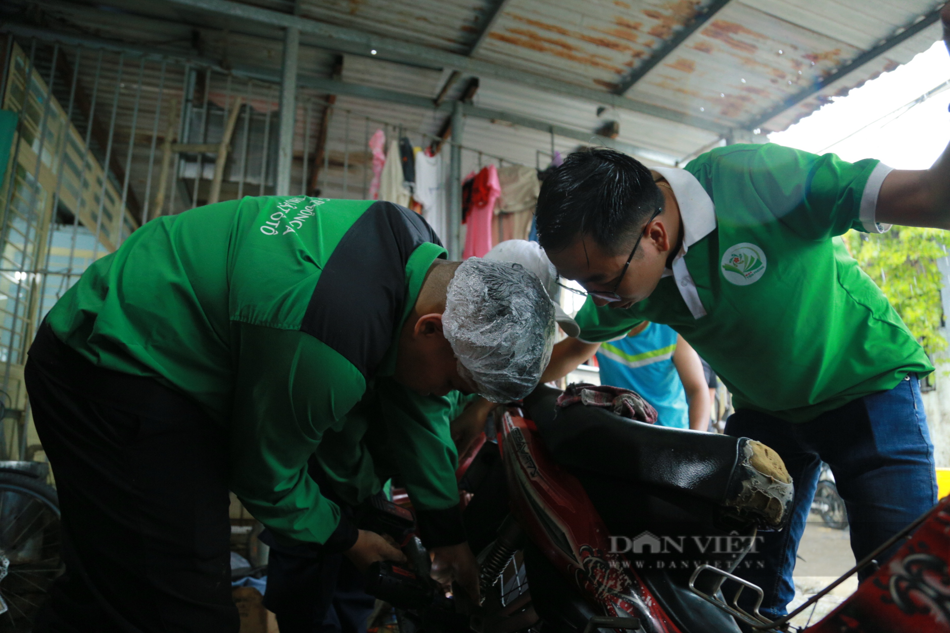 Sinh viên Đà Nẵng sửa xe miễn phí cho người dân sau ngập lụt - Ảnh 4.