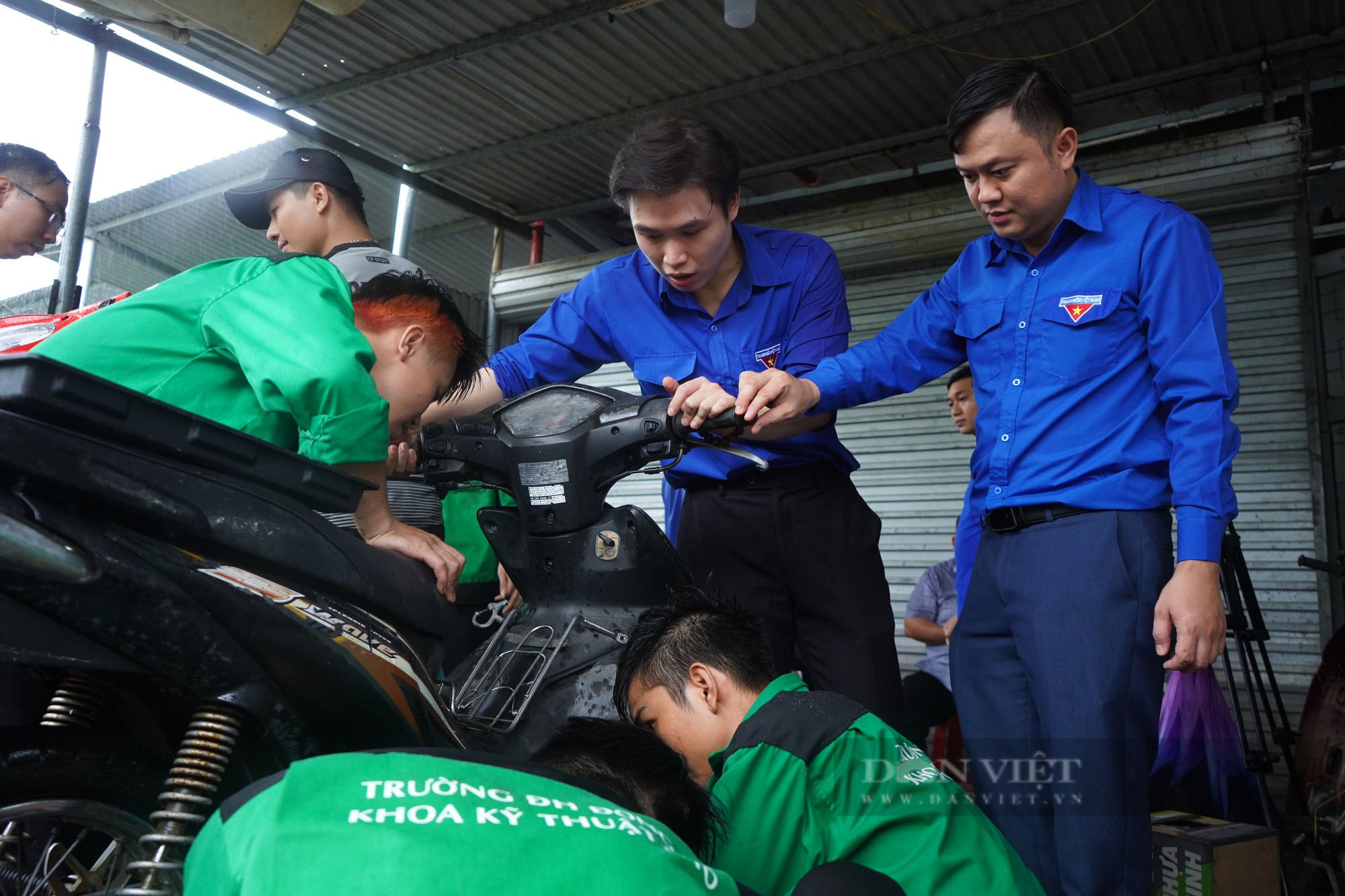Sinh viên Đà Nẵng sửa xe miễn phí cho người dân sau ngập lụt - Ảnh 5.