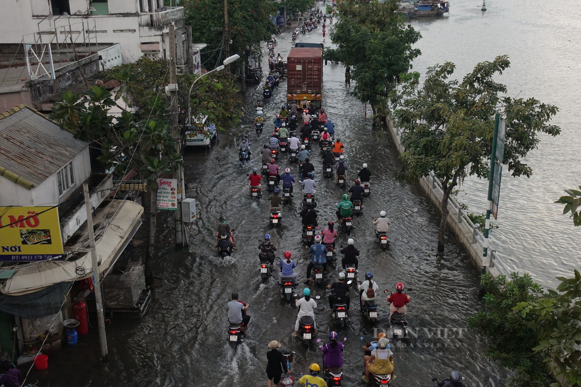 Triều cường nhấn chìm nhiều con đường, người dân vất vả lội nước về nhà giờ tan tầm - Ảnh 1.