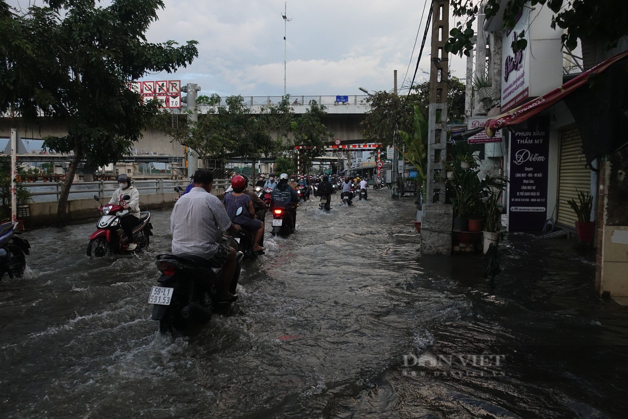 Triều cường nhấn chìm nhiều con đường, người dân vất vả lội nước về nhà giờ tan tầm - Ảnh 2.