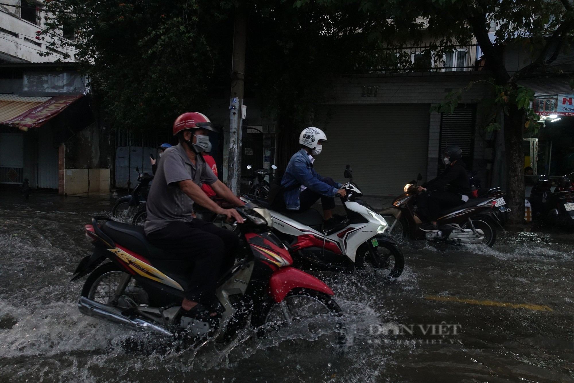 Triều cường nhấn chìm nhiều con đường, người dân vất vả lội nước về nhà giờ tan tầm - Ảnh 5.