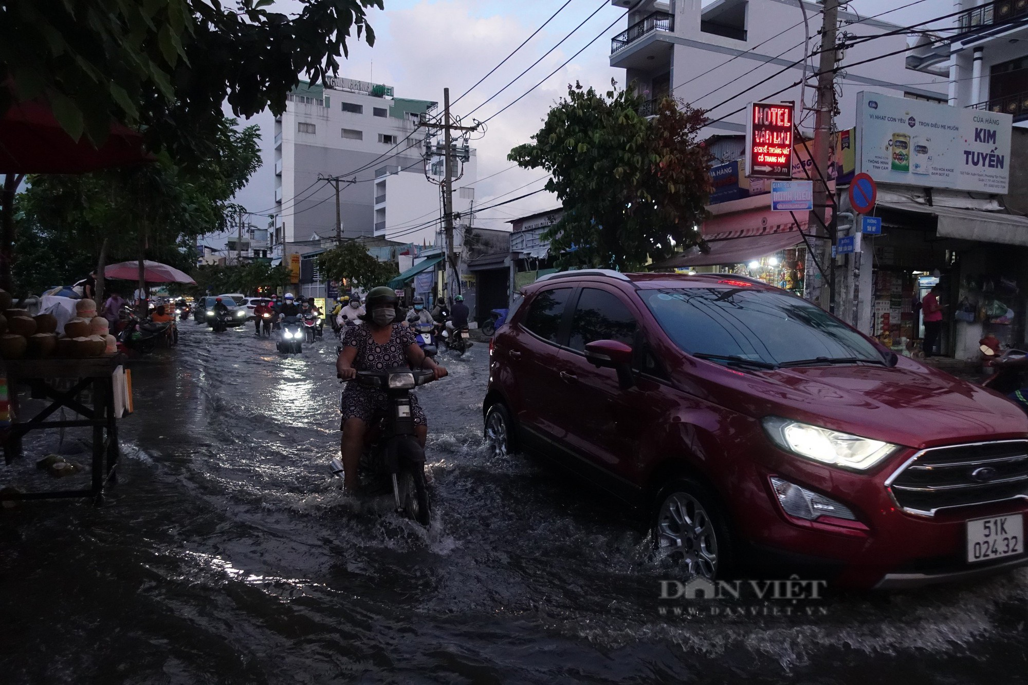 Triều cường nhấn chìm nhiều con đường, người dân vất vả lội nước về nhà giờ tan tầm - Ảnh 6.