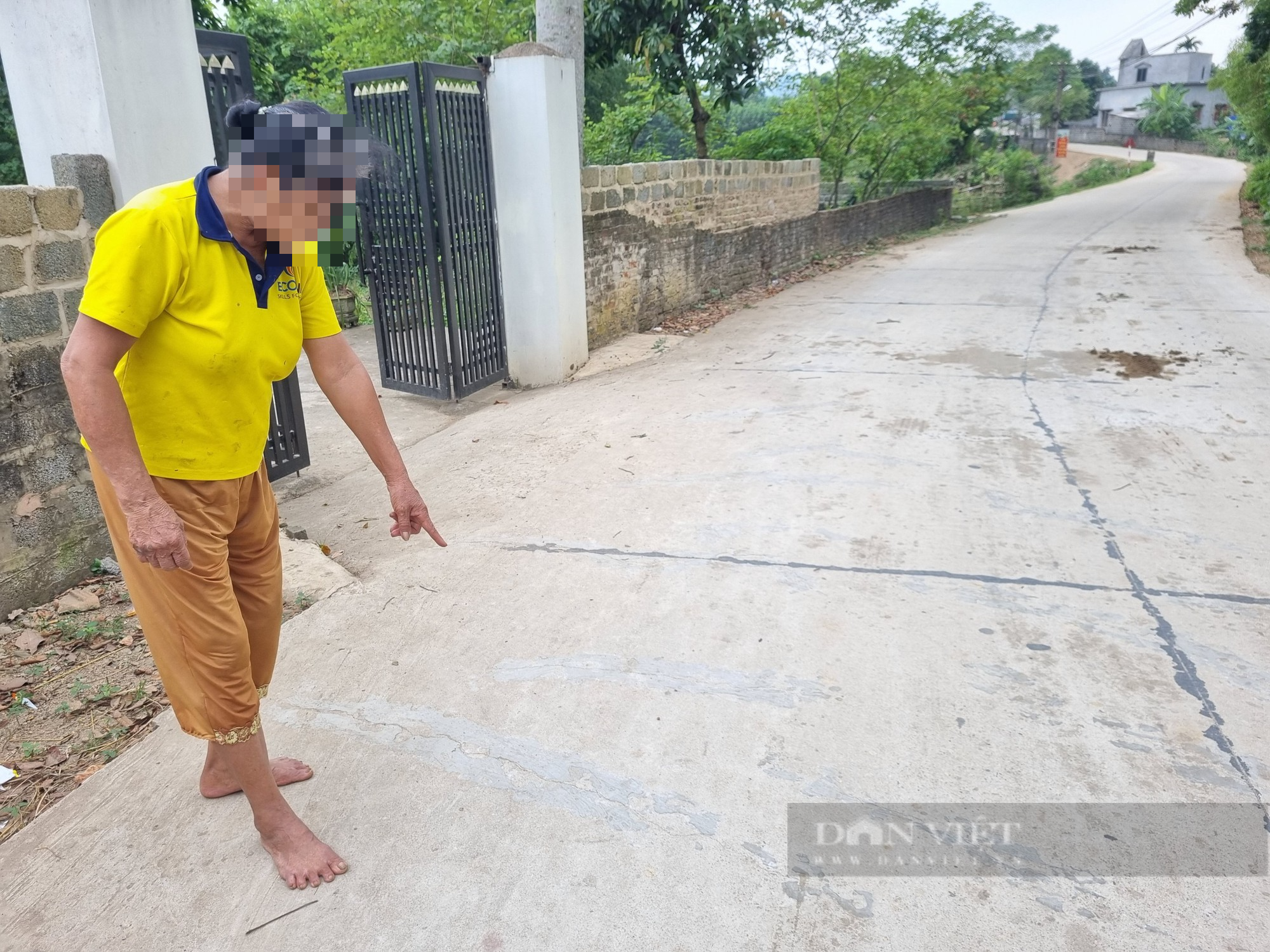 Hòa Bình: Đường bê tông ở Kim Bôi vừa hoàn thành đã hư hỏng, “chằng chịt” vết nứt  - Ảnh 2.