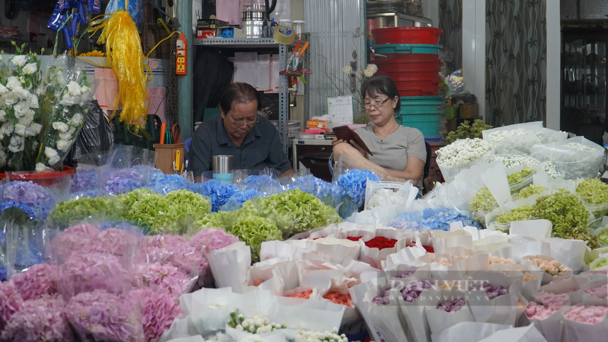 Chợ hoa lớn nhất Sài Gòn đìu hiu dịp lễ 20/10 - Ảnh 1.