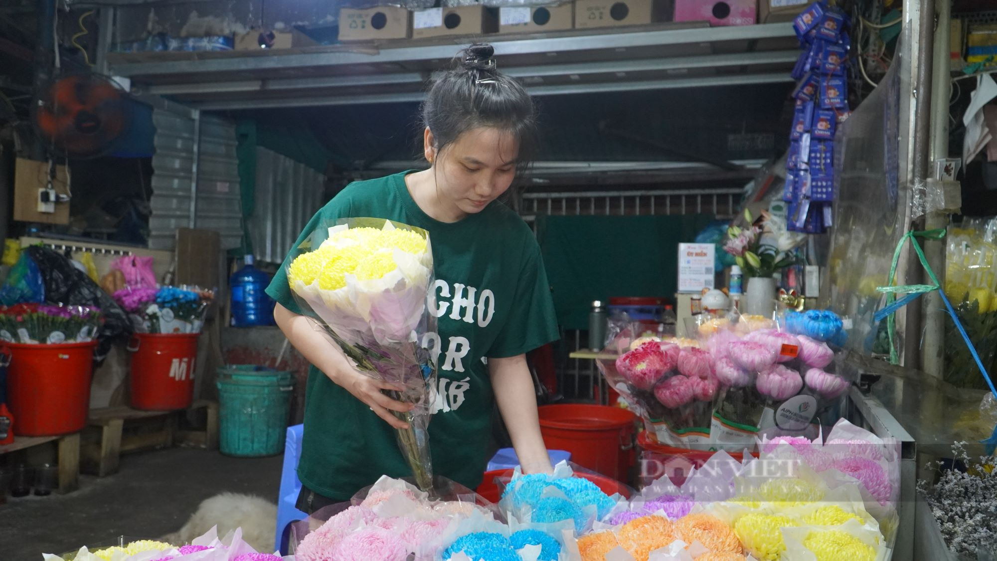 Chợ hoa lớn nhất Sài Gòn đìu hiu dịp lễ 20/10 - Ảnh 2.