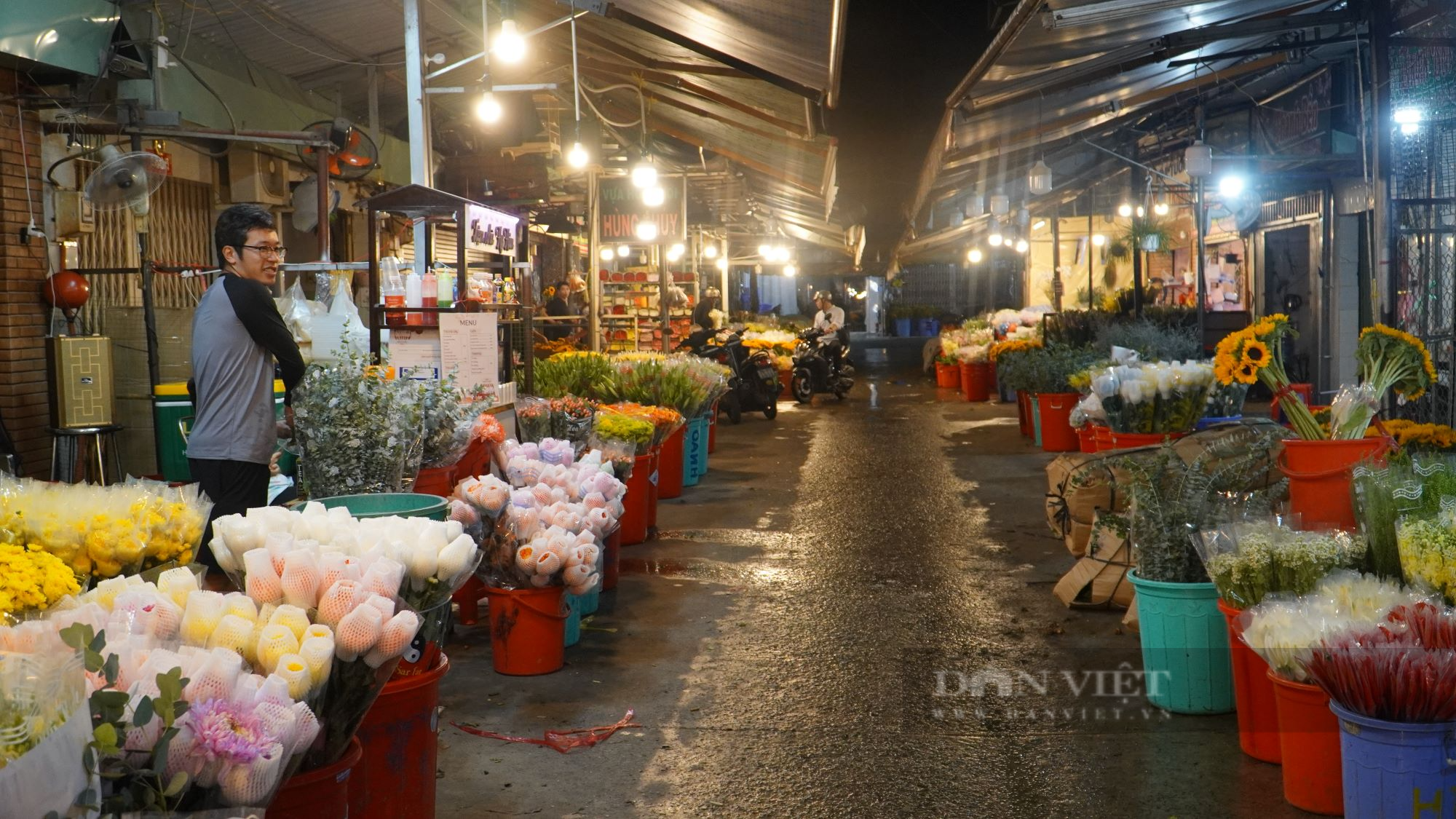 Chợ hoa lớn nhất Sài Gòn đìu hiu dịp lễ 20/10 - Ảnh 8.