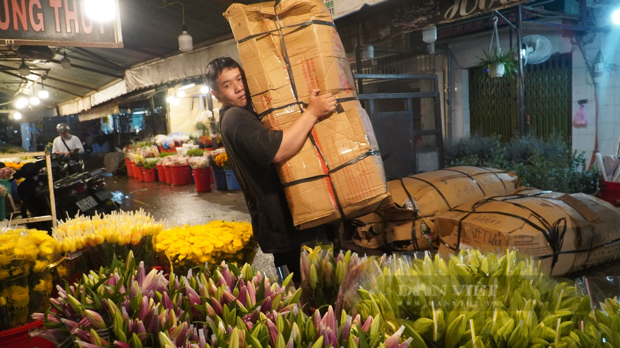 Chợ hoa lớn nhất Sài Gòn đìu hiu dịp lễ 20/10 - Ảnh 9.