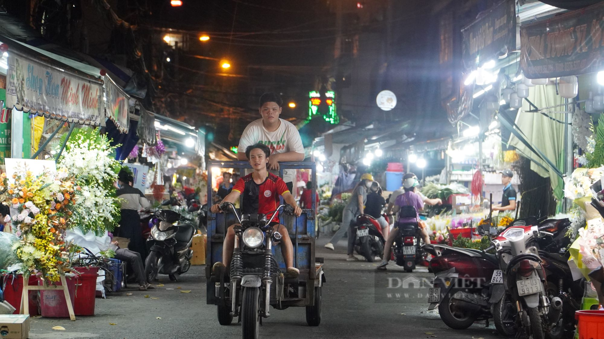 Chợ hoa lớn nhất Sài Gòn đìu hiu dịp lễ 20/10 - Ảnh 11.