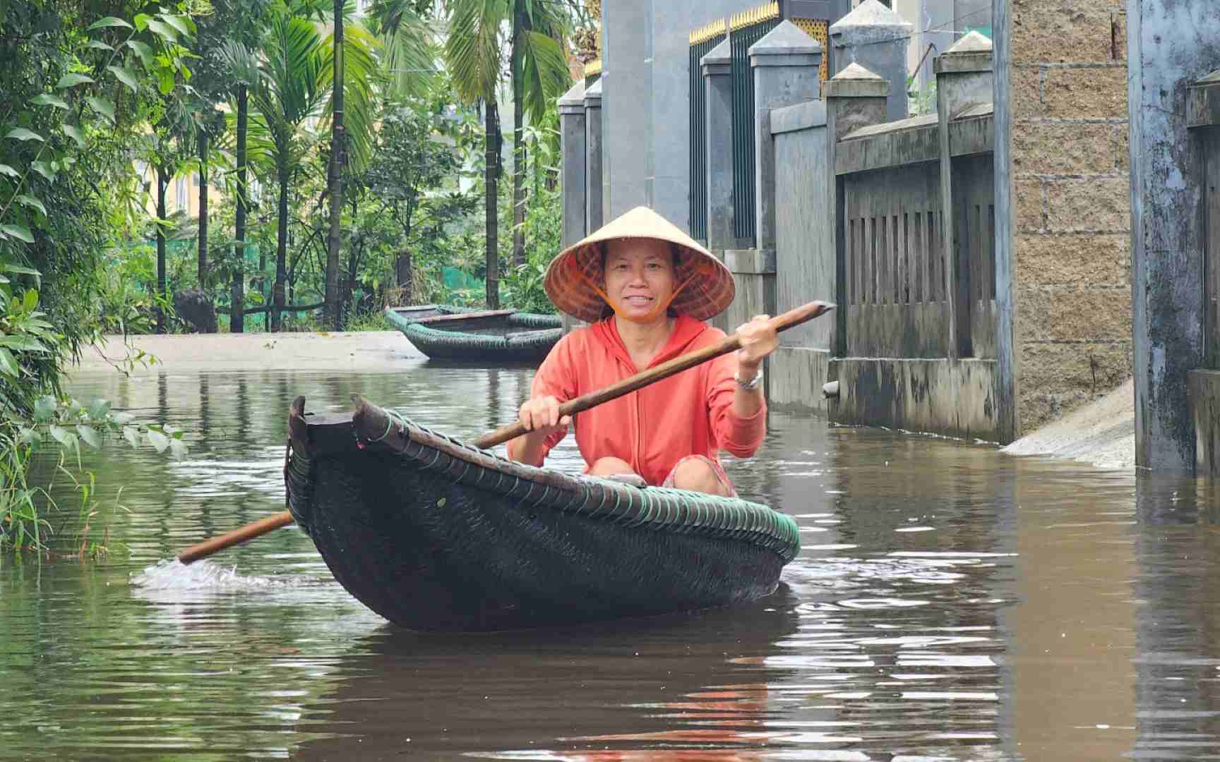 Cái làng thấp trũng nhất ở Thừa Thiên Huế, ngan, vịt bơi đầy sân, gà "chạy" lên gác, đường xóm thành sông