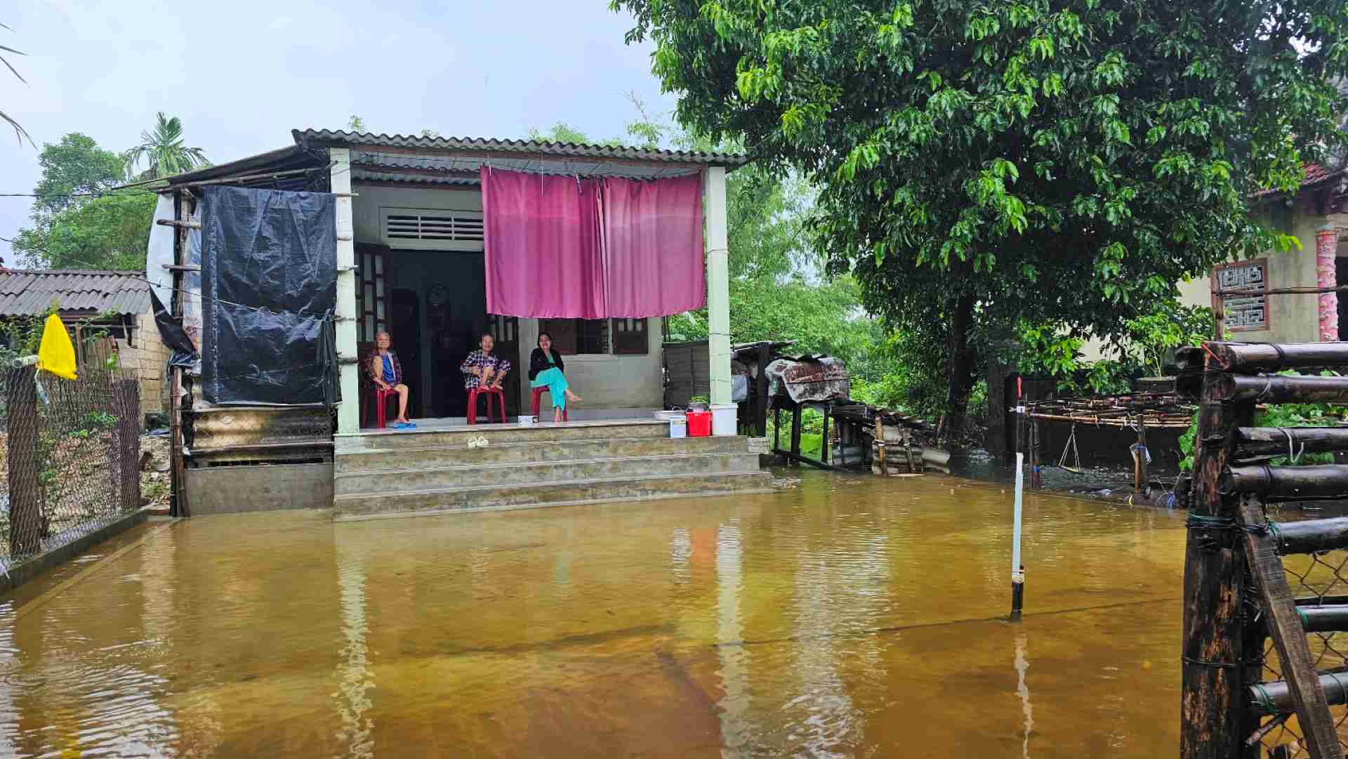 Cái làng thấp trũng nhất ở Thừa Thiên Huế, ngan, vịt bơi đầy sân, gà &quot;chạy&quot; lên gác, đường xóm thành sông - Ảnh 13.