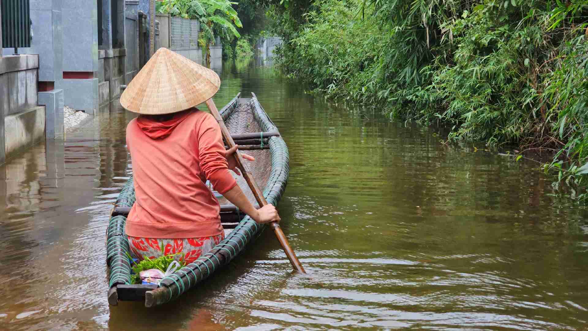 Cái làng thấp trũng nhất ở Thừa Thiên Huế, ngan, vịt bơi đầy sân, gà &quot;chạy&quot; lên gác, đường xóm thành sông - Ảnh 5.