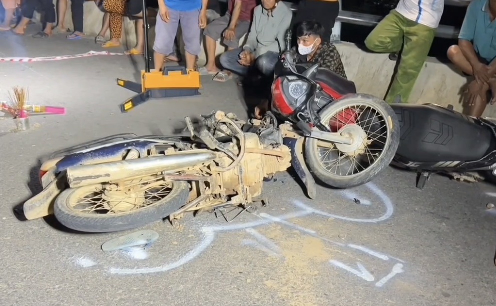 Ba xe máy tông nhau trên cầu vượt qua cao tốc Vĩnh Hảo - Phan Thiết khiến 2 người tử vong - Ảnh 1.