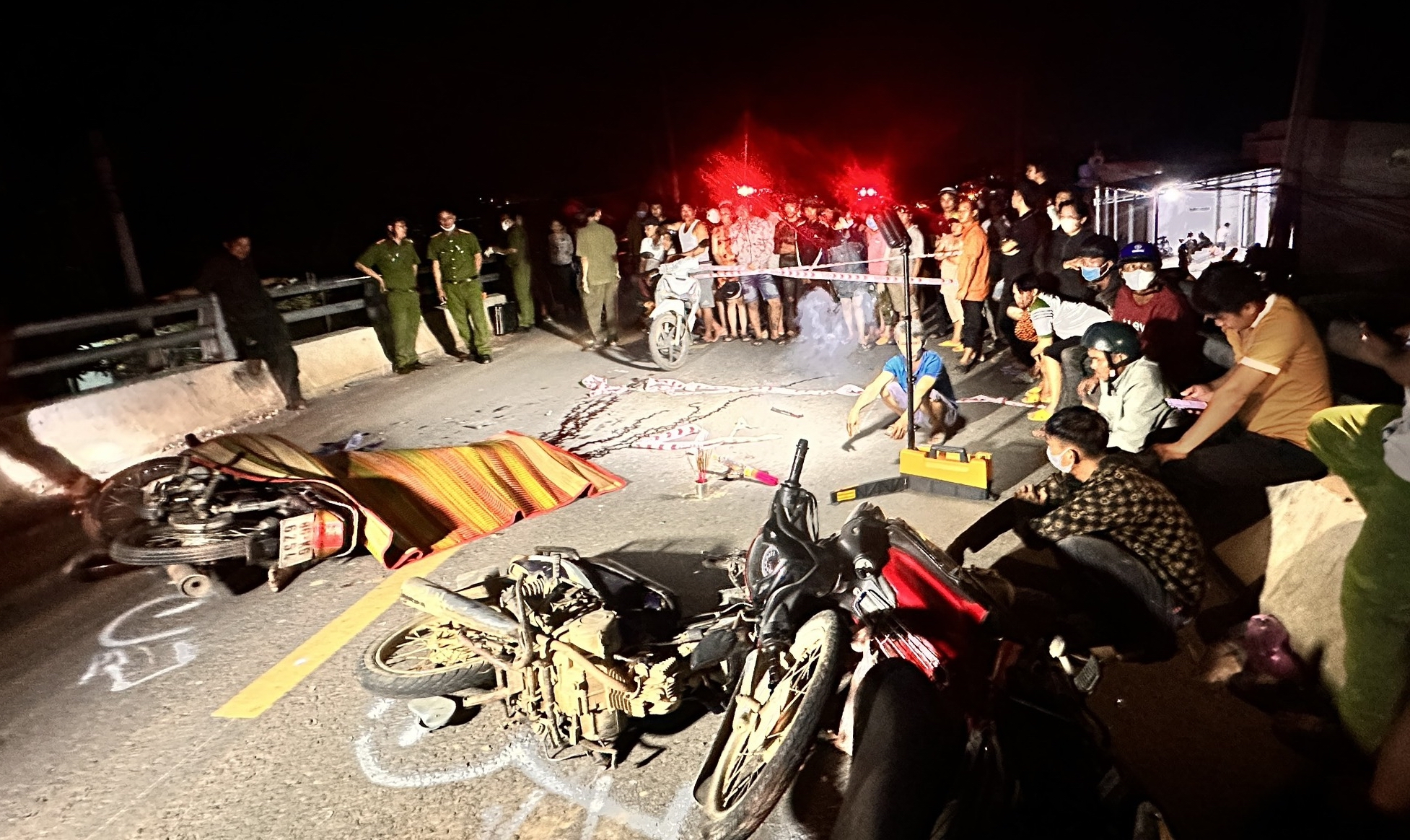 Ba xe máy tông nhau trên cầu vượt qua cao tốc Vĩnh Hảo - Phan Thiết khiến 2 người tử vong - Ảnh 2.