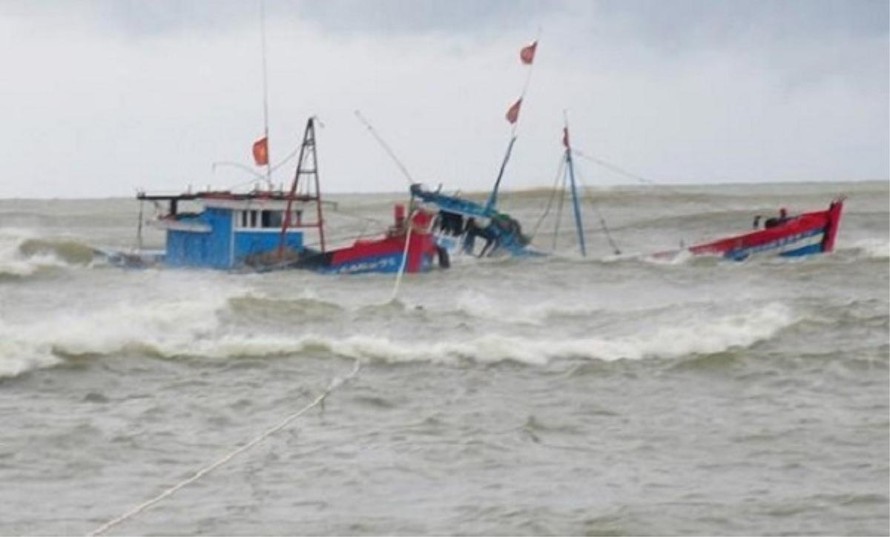 Nóng: Một tàu câu mực ở Quảng Nam bị lốc đánh chìm ở Trường Sa, 14 ngư dân mất tích - Ảnh 1.