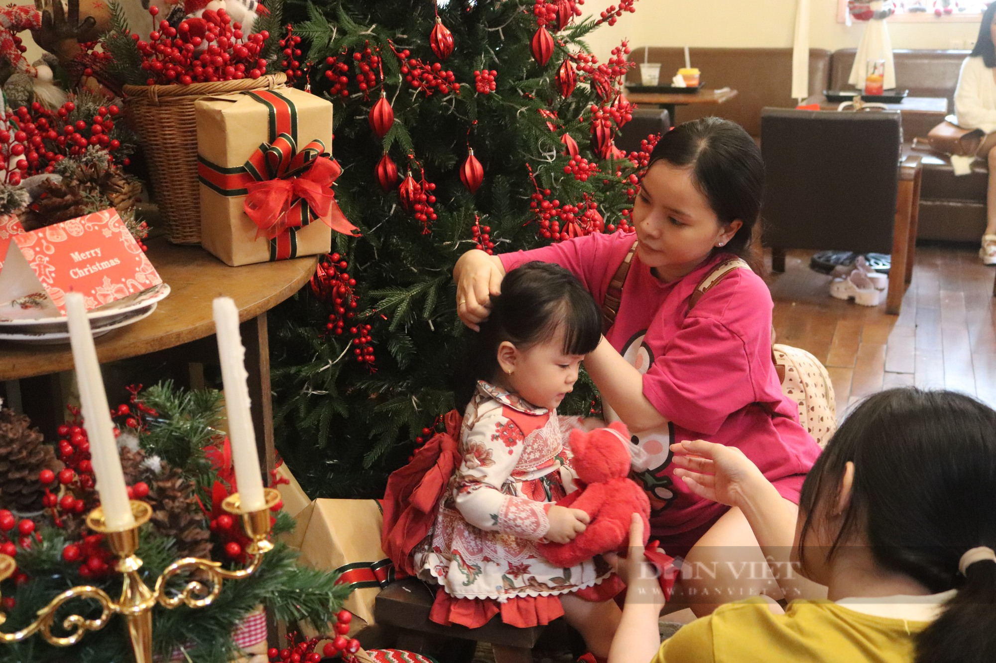 Quán cà phê Sài Gòn bắt đầu tràn ngập không khí Giáng sinh, khách tấp nập lên đồ check-in sớm - Ảnh 4.