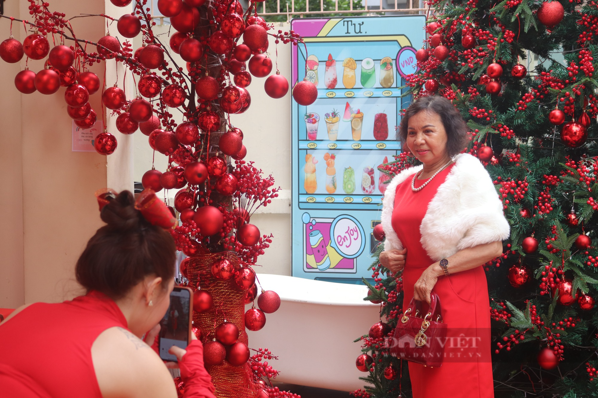 Quán cà phê Sài Gòn bắt đầu tràn ngập không khí Giáng sinh, khách tấp nập lên đồ check-in sớm - Ảnh 6.