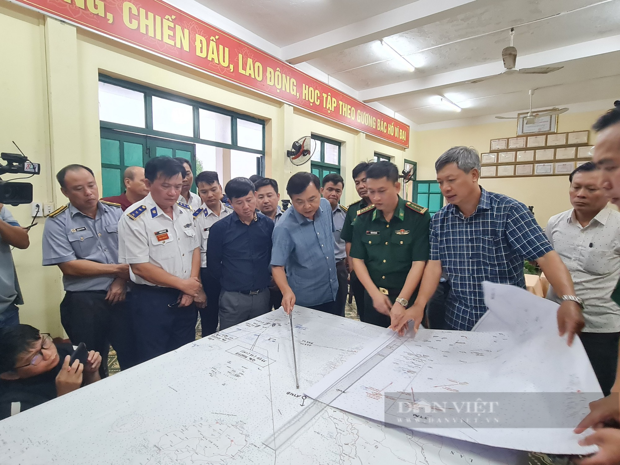 Thứ trưởng Bộ NNPTNT Nguyễn Hoàng Hiệp cần tận dụng thời gian vàng để cứu 13 ngư dân mất tích - Ảnh 1.