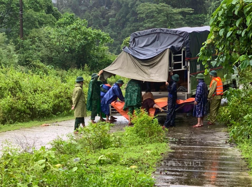 Quảng Bình: Dầm mưa đưa gạo vào thôn, bản chia cắt do mưa lũ - Ảnh 2.