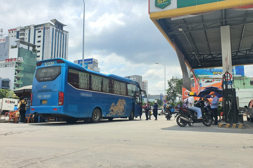 TP.HCM tăng cường kiểm tra, xử lý xe khách đón trả khách tại cây xăng - Ảnh 1.